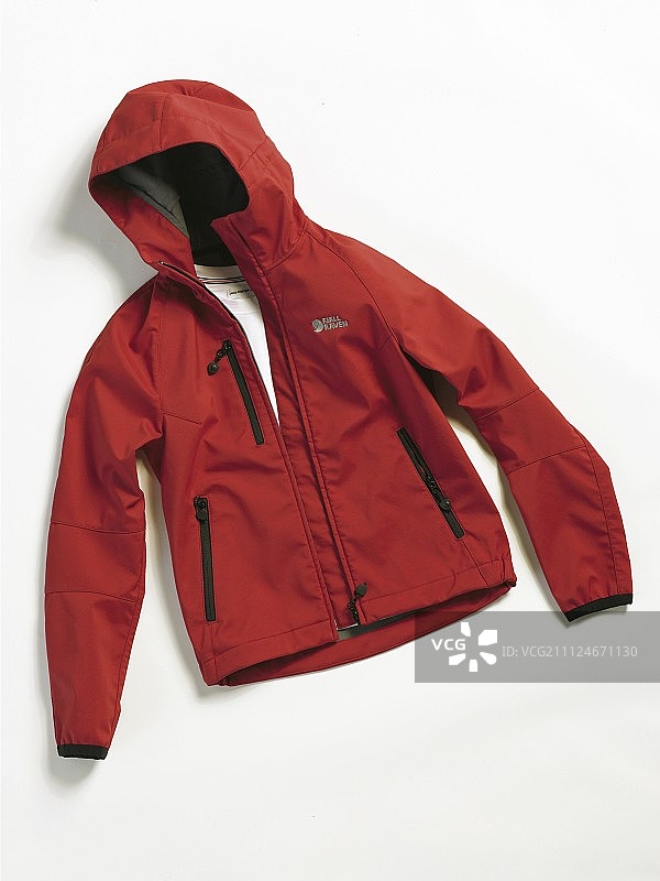 白色背景上的红色连帽外套特写图片素材