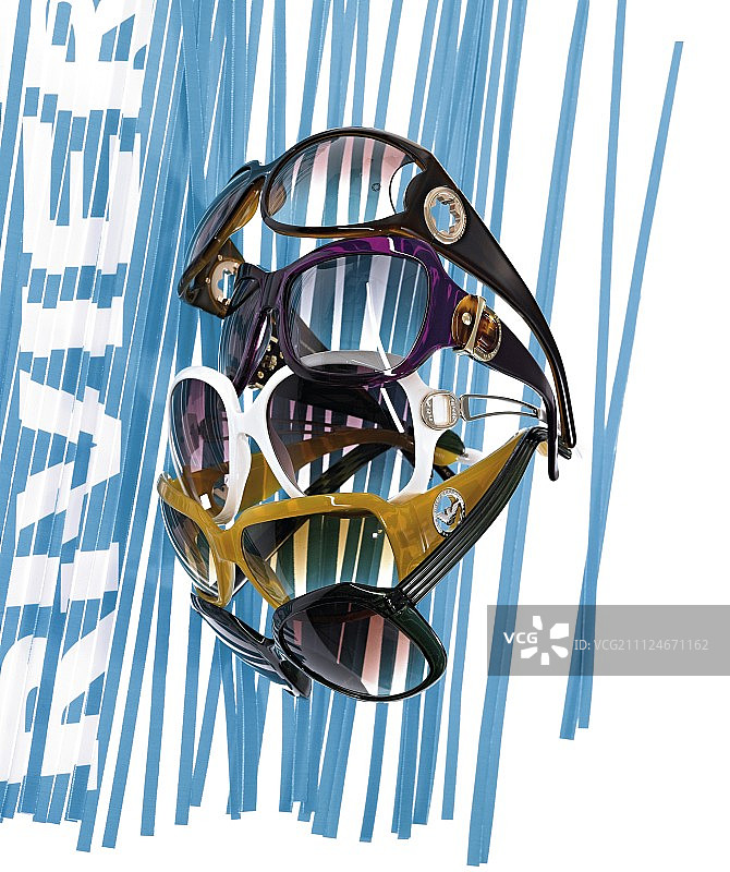 蓝色条纹背景上的复古太阳镜特写图片素材