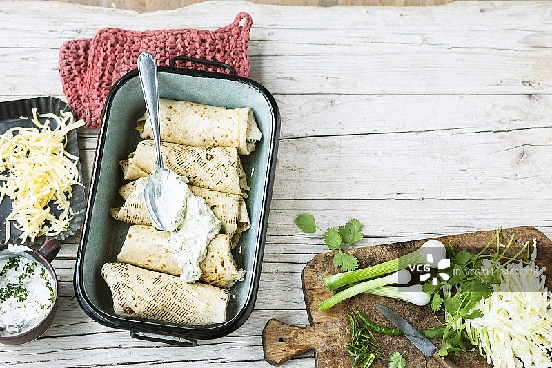 烤盘中准备的墨西哥玉米卷图片素材