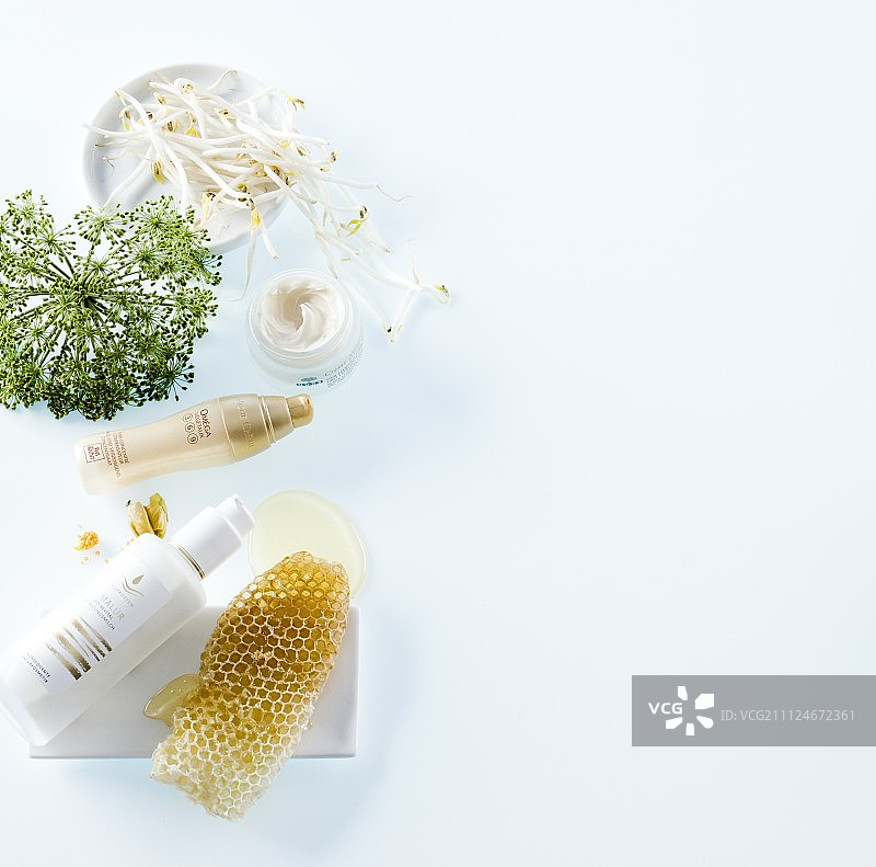 白色背景上的各种洗漱用品、蜂窝、豆芽、棉花糖俯视图图片素材