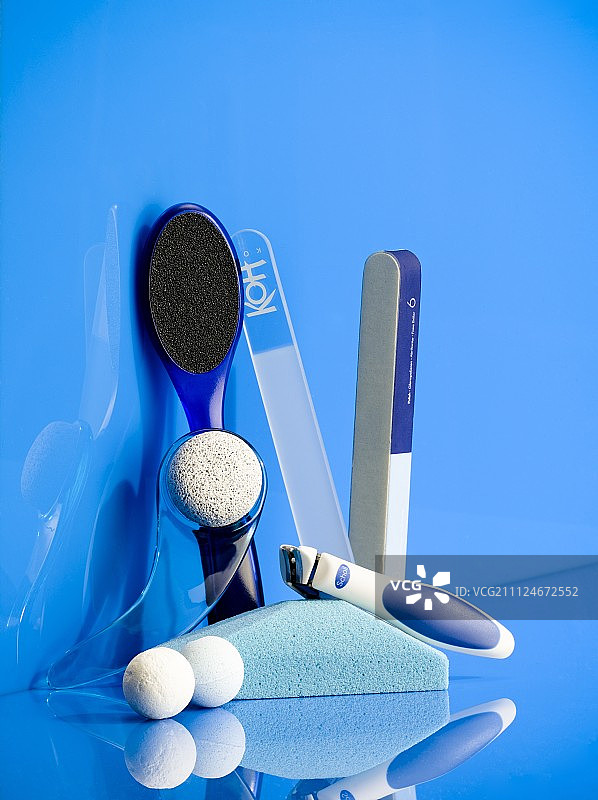 蓝色背景的修脚化妆品特写图片素材