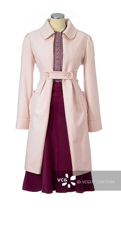 白色背景下，人体模型上的粉红色褶皱衬衫和红色裙子图片素材