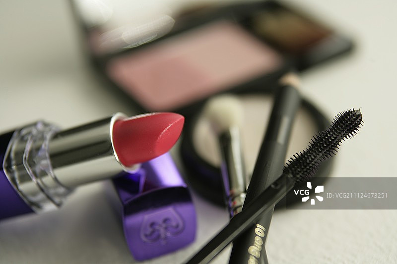 口红、睫毛膏、眼影、眼线笔和腮红特写图片素材