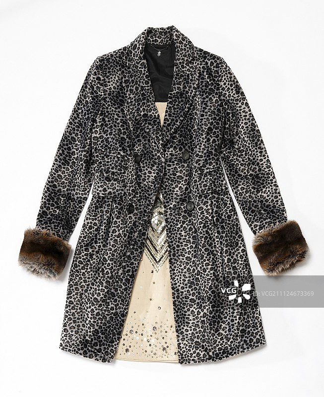 白色背景上的豹纹外套特写图片素材