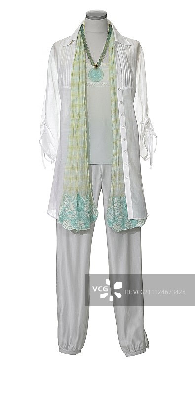 白色长款衬衫搭配丝巾和灯笼裤图片素材