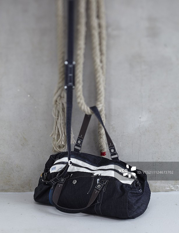 带绳子的牛仔包特写图片素材