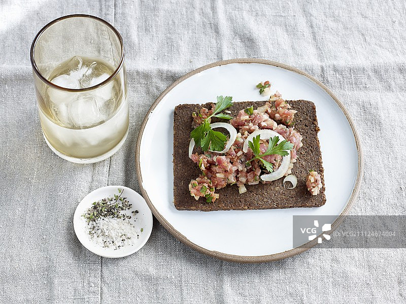 洋葱酱黑麦面包切片图片素材