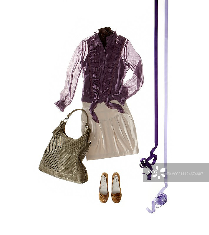 高领衬衫、郁金香裙、芭蕾平底鞋和皮包图片素材