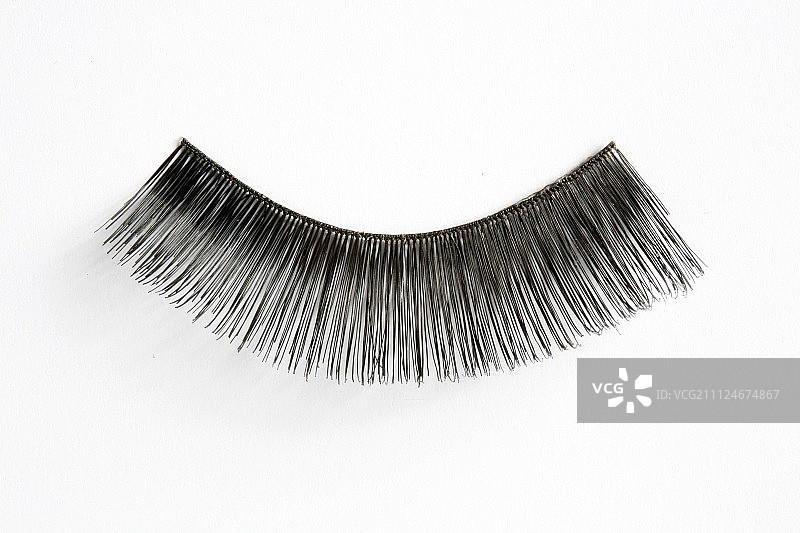 白色背景上的假睫毛特写图片素材