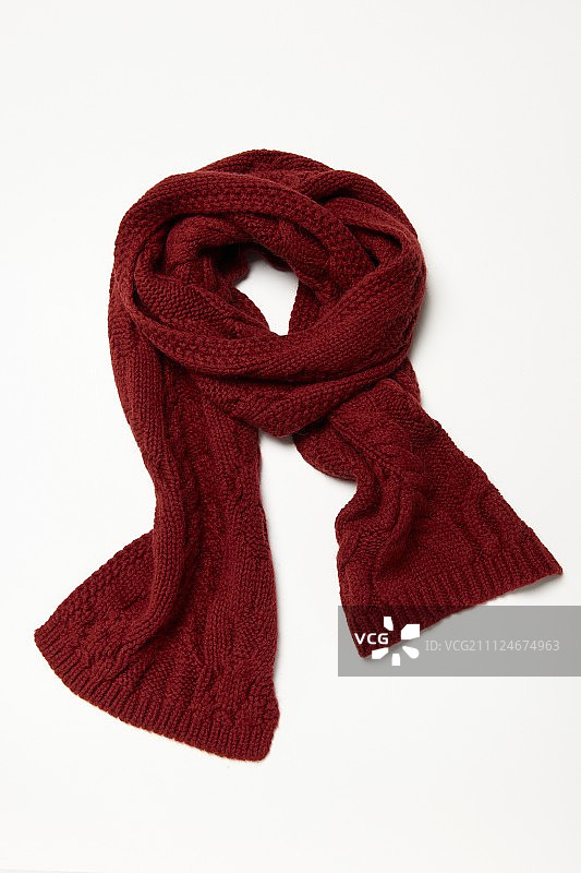 白色背景上的红色粗针织围巾图片素材