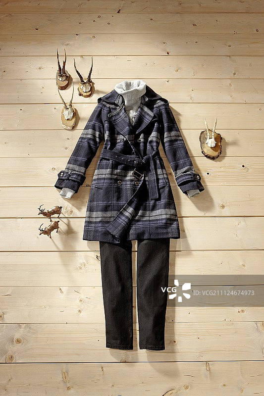 木地板上的格子夹克、高领衫和长裤图片素材