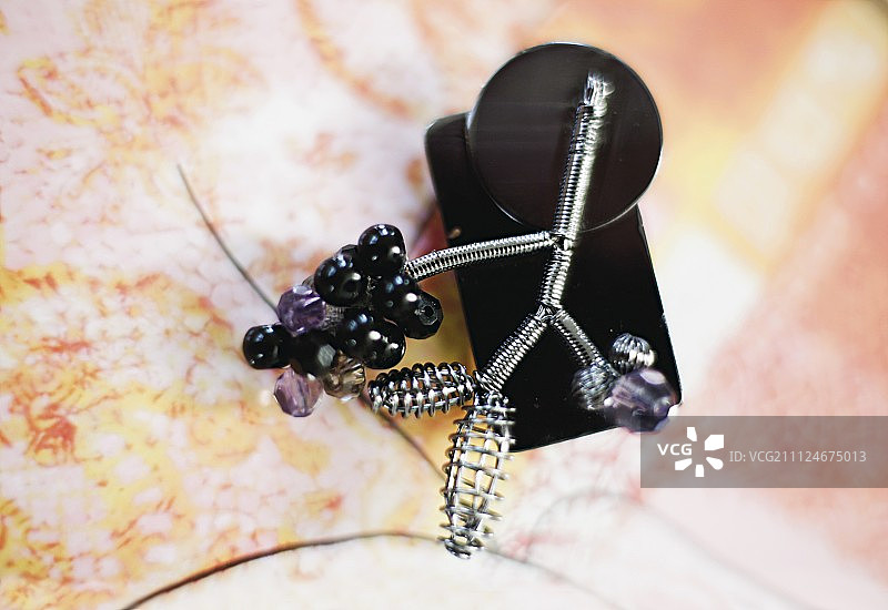 黑色和紫色胸针特写图片素材