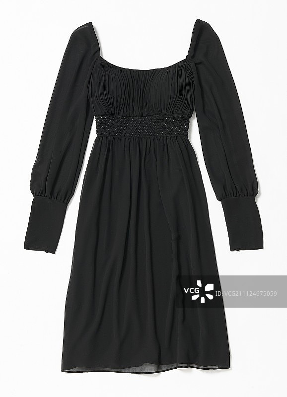 白色背景上的腰部亮片雪纺连衣裙图片素材