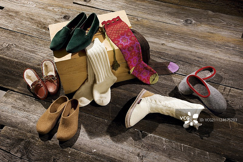 木质表面上摆放着各种颜色的袜子和鞋子图片素材