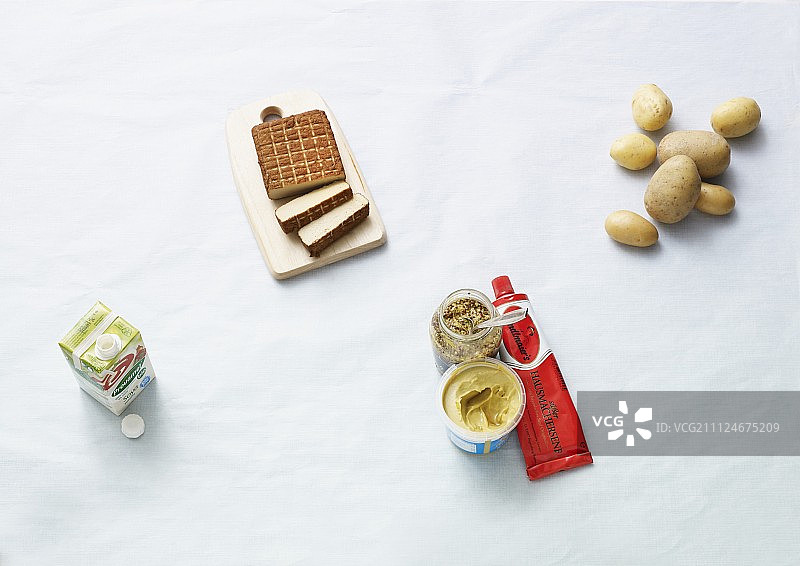 纯素菜肴的食材：豆腐、豆奶、土豆和芥末图片素材