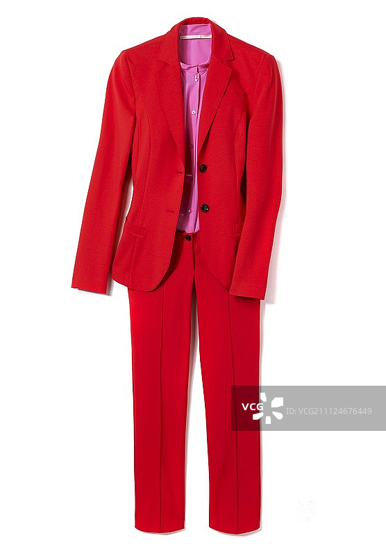 白色背景上的红色运动服和粉色真丝衬衫图片素材