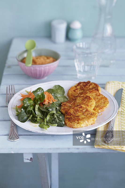 婴儿食品和土豆饼配沙拉图片素材