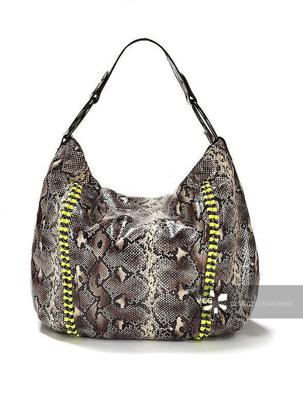 白色背景上的蛇皮印花手提包图片素材