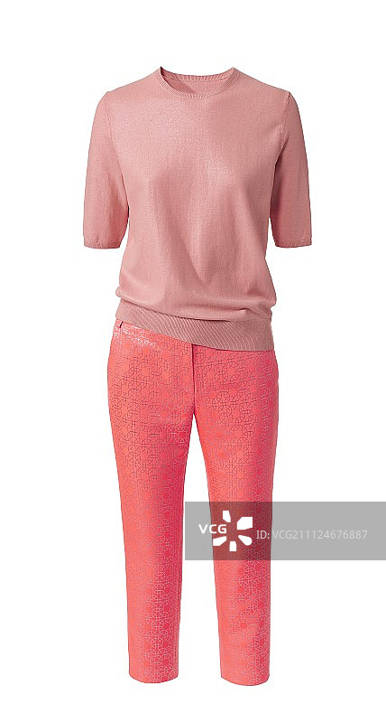 白色背景上的粉色针织毛衣和七分裤图片素材