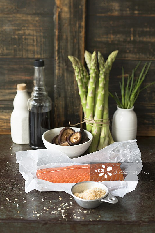 三文鱼和面包糠寿司食材图片素材