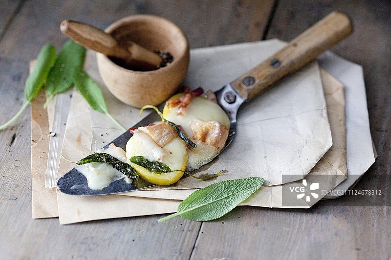 鼠尾草土豆和塔莱吉欧在raclette平底锅图片素材