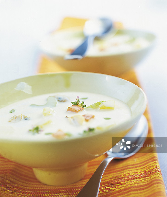 碗中奶油蛤蜊汤特写图片素材