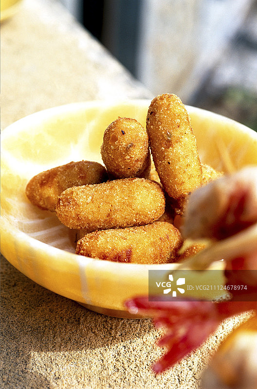 碗中家禽炸丸子特写，餐前小吃图片素材