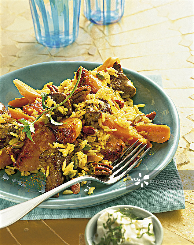 盘中杏子羊肉抓饭特写图片素材