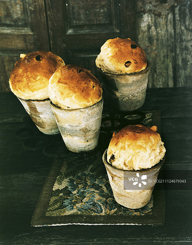 陶罐里的四个意大利圣诞面包图片素材
