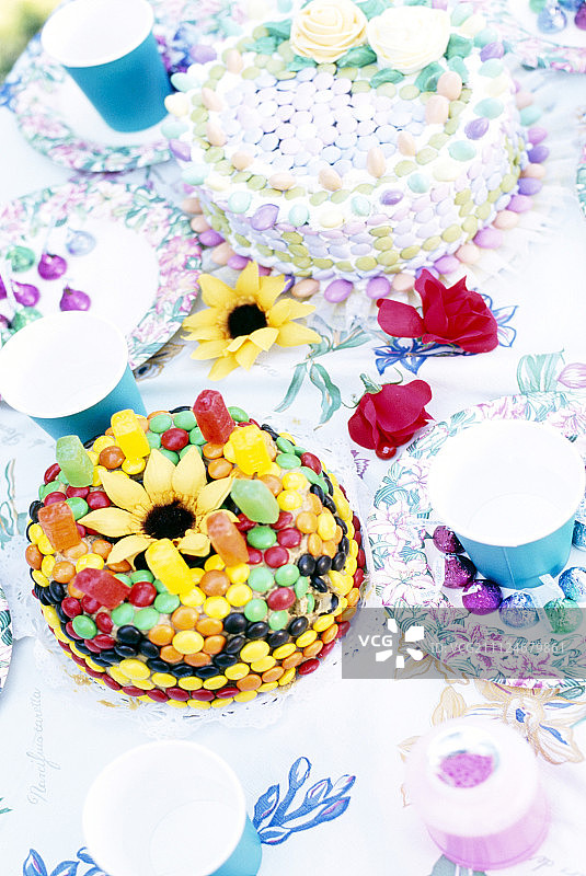 用Smarties装饰的彩色蛋糕图片素材