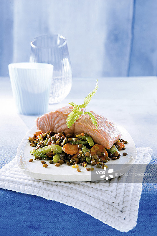 水煮三文鱼片配小扁豆和蔬菜图片素材