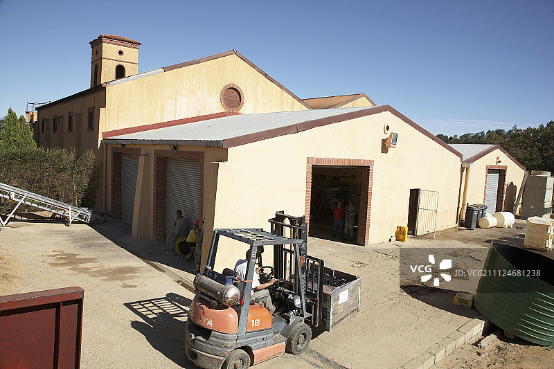 阿散蒂酒庄的酒庄仓库和叉车，南非图片素材