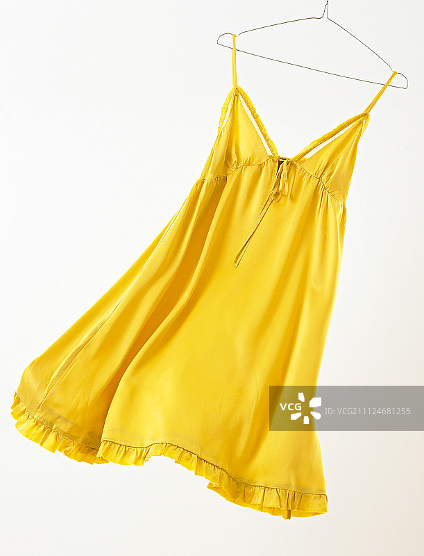 挂在衣架上的黄色夏装图片素材