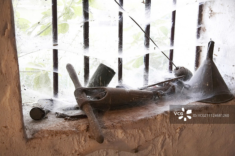 南非博蒙特酒庄旧漏斗上的蜘蛛网图片素材