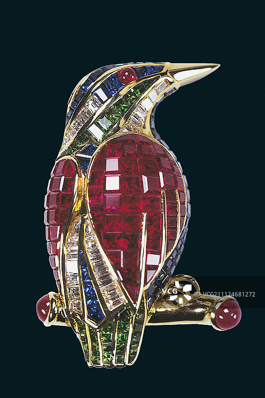 红宝石、祖母绿、蓝宝石和钻石制成的人造翠鸟图片素材