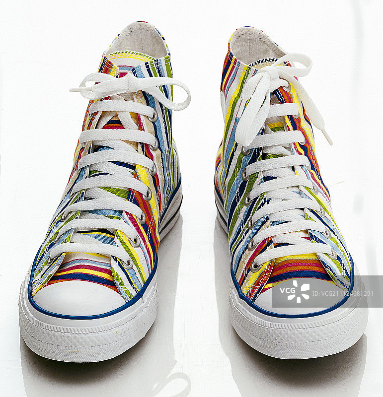 彩色条纹羊毛运动鞋特写图片素材