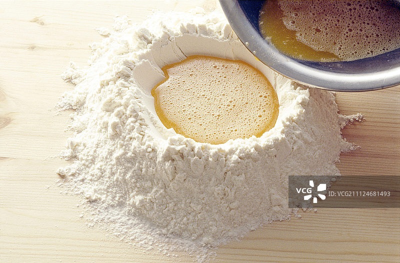 制作意大利面：鸡蛋打入面粉特写（步骤二）图片素材