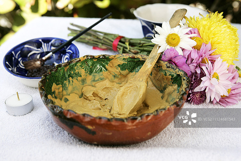 牛油果身体护理，木勺鲜花点缀图片素材