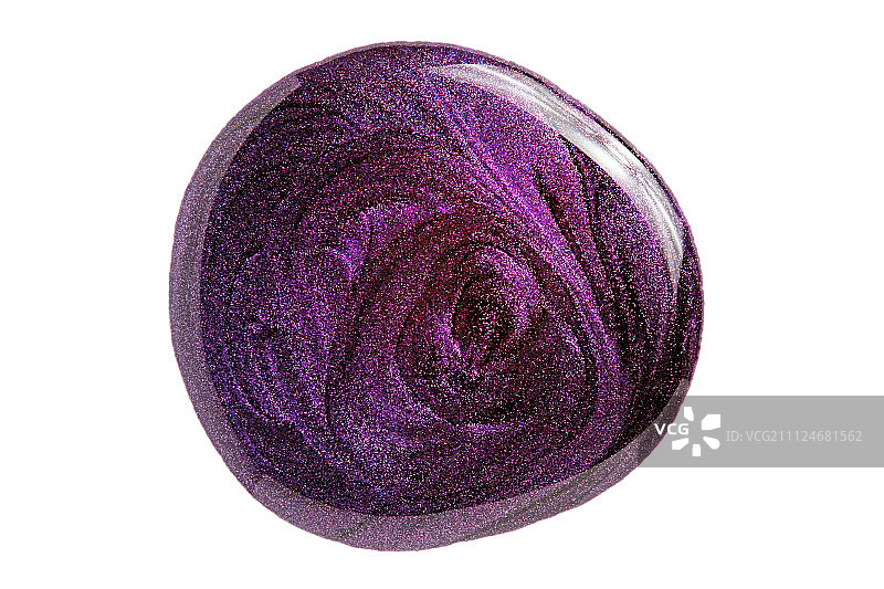 白色背景上的深紫色指甲油滴图片素材