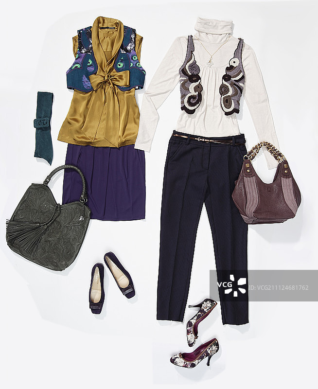 白色背景上的男式和女式波列罗风格服装、手提包和配饰图片素材