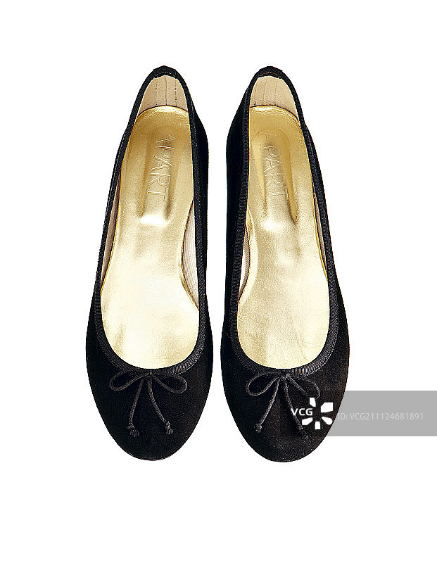 白色背景上的黑色芭蕾舞鞋绒面革特写图片素材