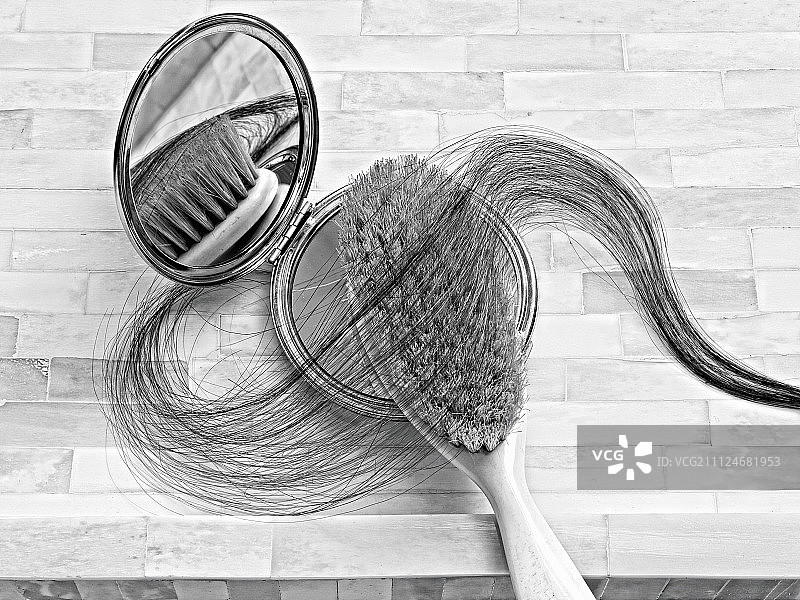 带发丝和镜子的发刷特写，黑白色图片素材