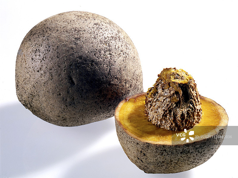 白色背景上的完整和切半的猣蓨果特写图片素材