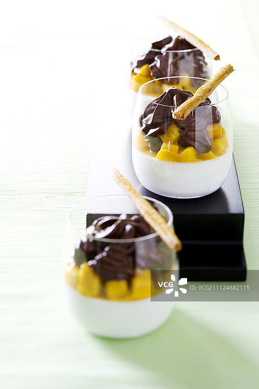 杯装巧克力泡沫意式奶冻，椰子芒果咖喱图片素材