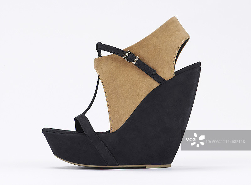 白色背景上的黑色厚底坡跟鞋特写图片素材