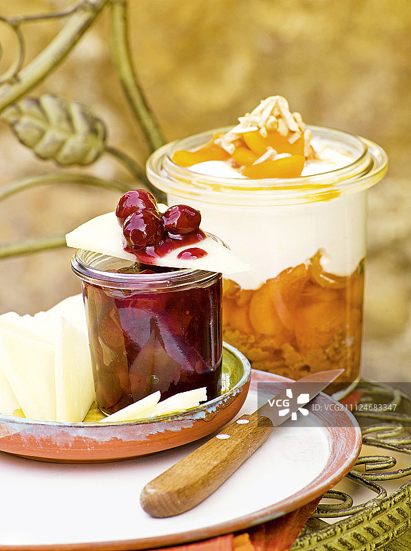 杏子配里科塔奶油、樱桃酸辣酱和曼彻格奶酪图片素材