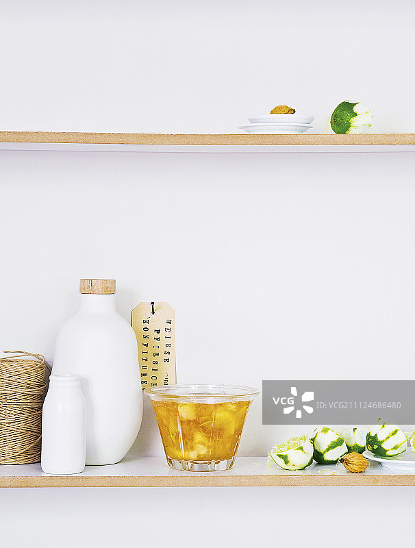 货架上玻璃罐装桃子酱特写图片素材