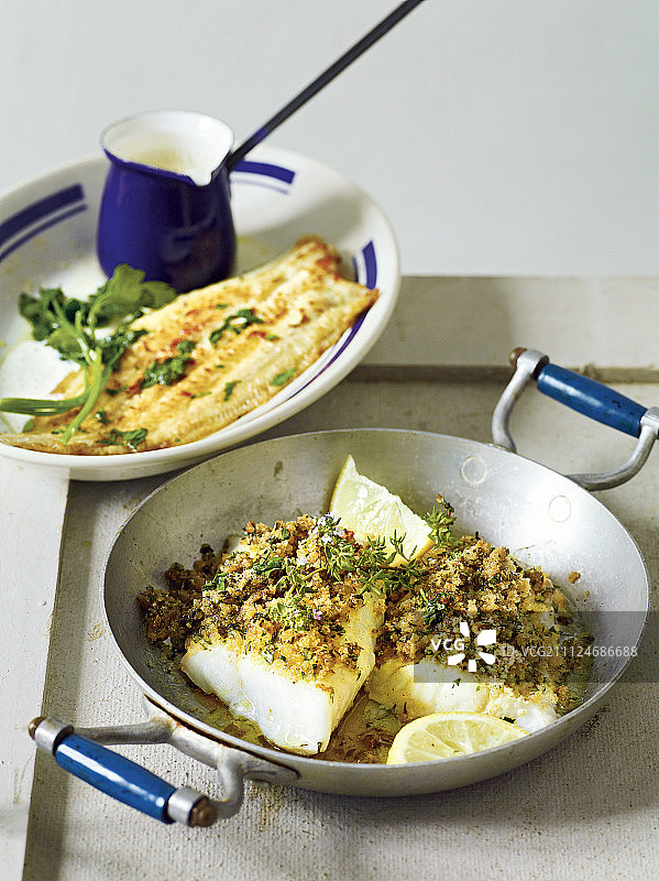 锅中香草皮鱼和盘中黄油酱比目鱼，法国图片素材