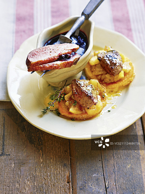 黑醋栗酱鸭胸配苹果鸭肝图片素材