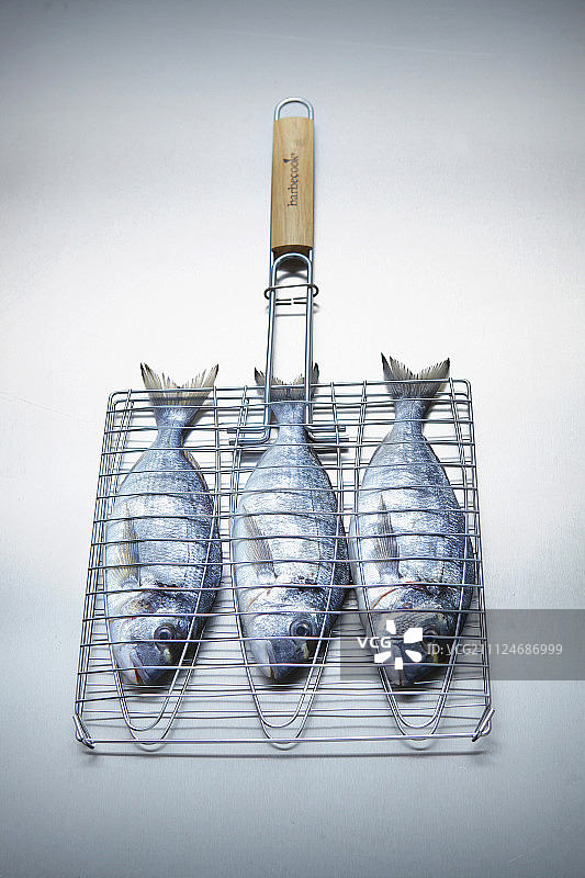 烤架上的三条鱼图片素材